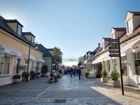 Outlet Shopping in Paris: La Vallée Village 